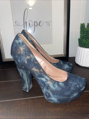 Betsey Johnson Sophiaa Blue Platform Heels with Gold Size 7